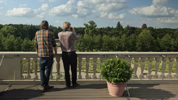 Arjan Dwarshuisen en Gisbert van Baalen doen mee met de Vogelspotcast vanaf het dak van Paleis Het Loo